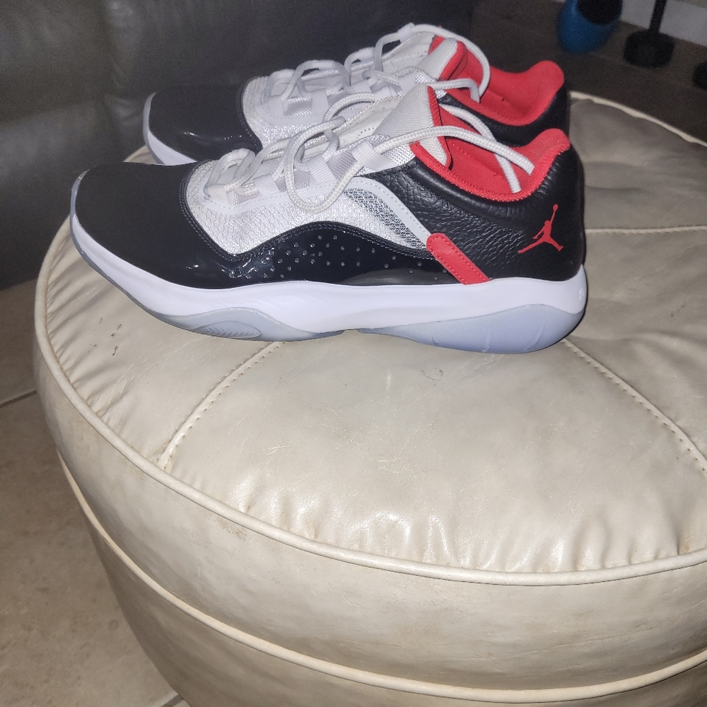 Jordan 11 University red